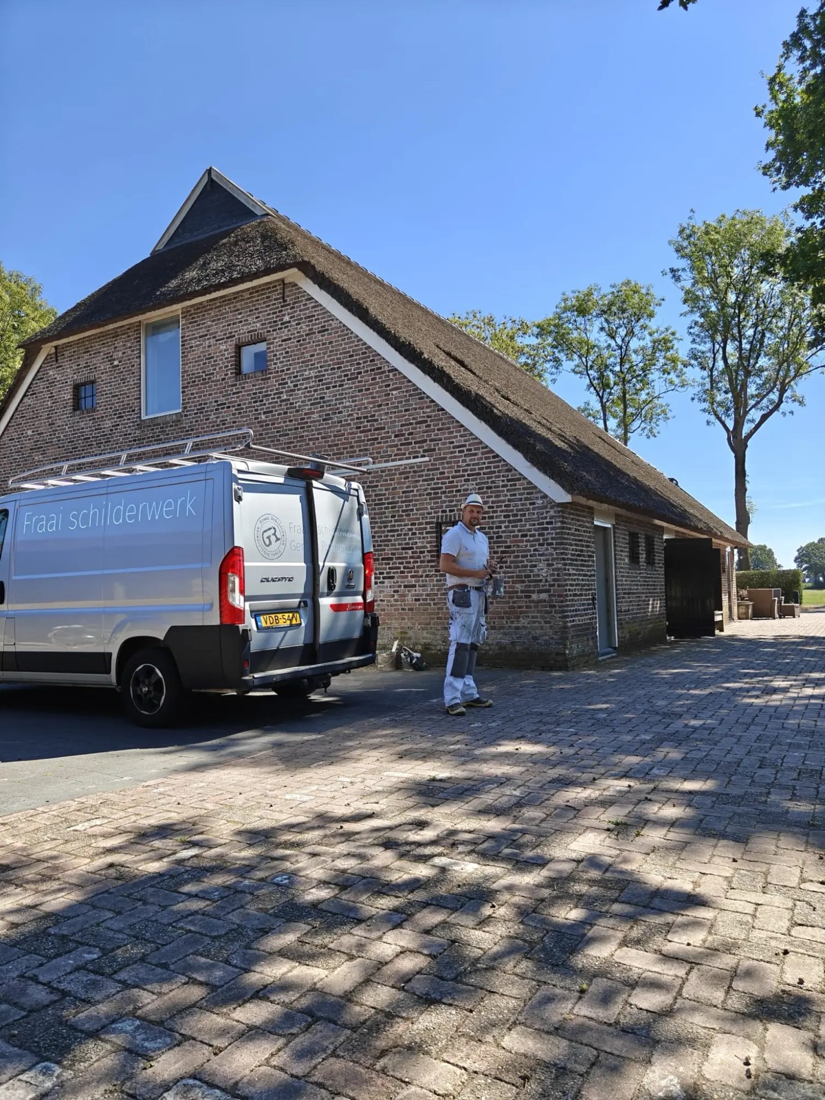Gerco Ridderman bij zijn bus van Fraai Schilderwerk